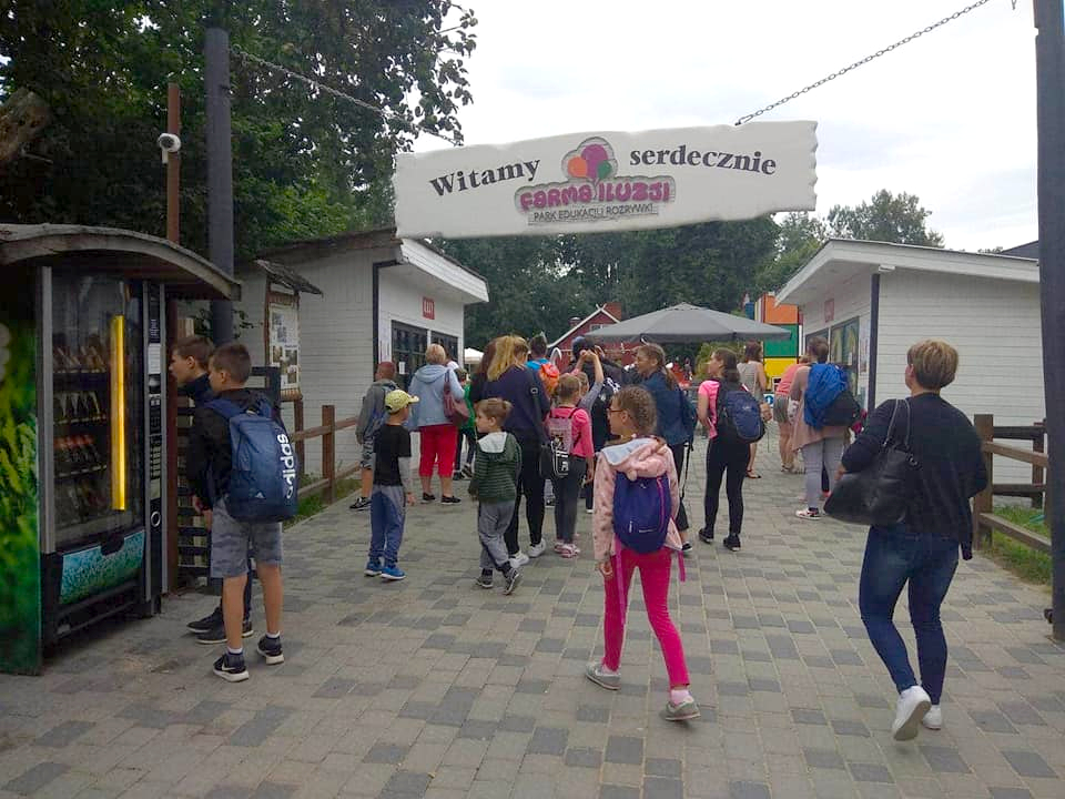 Uczestnicy wakacji w Bojanowie, dziś wyruszyli do Trojanowa na farmę iluzji 