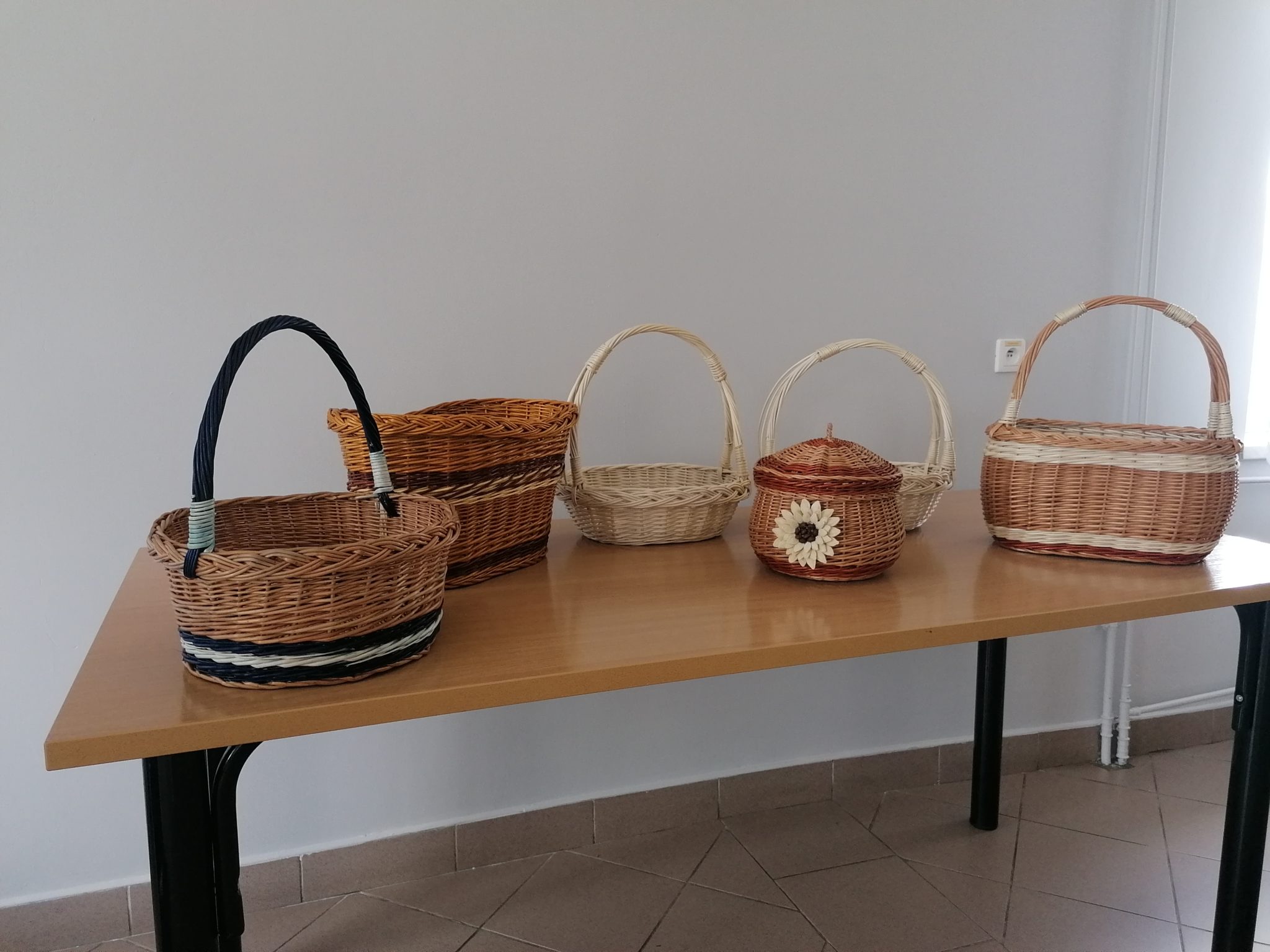 Zajęcia rękodzielnicze uczestników Środowiskowego Domu Samopomocy – wyroby z wikliny