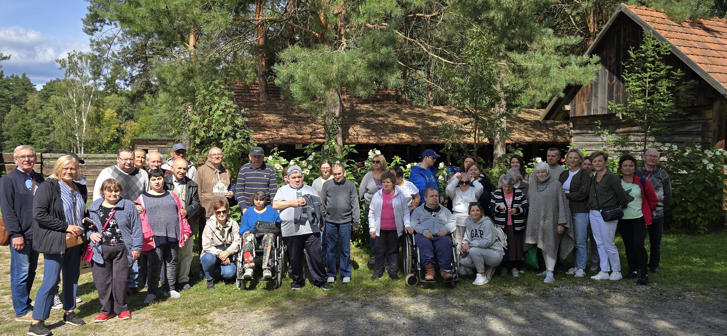 Uczestnicy Środowiskowego Domu Samopomocy z Rudnika nad Sanem w Osadzie Kochany