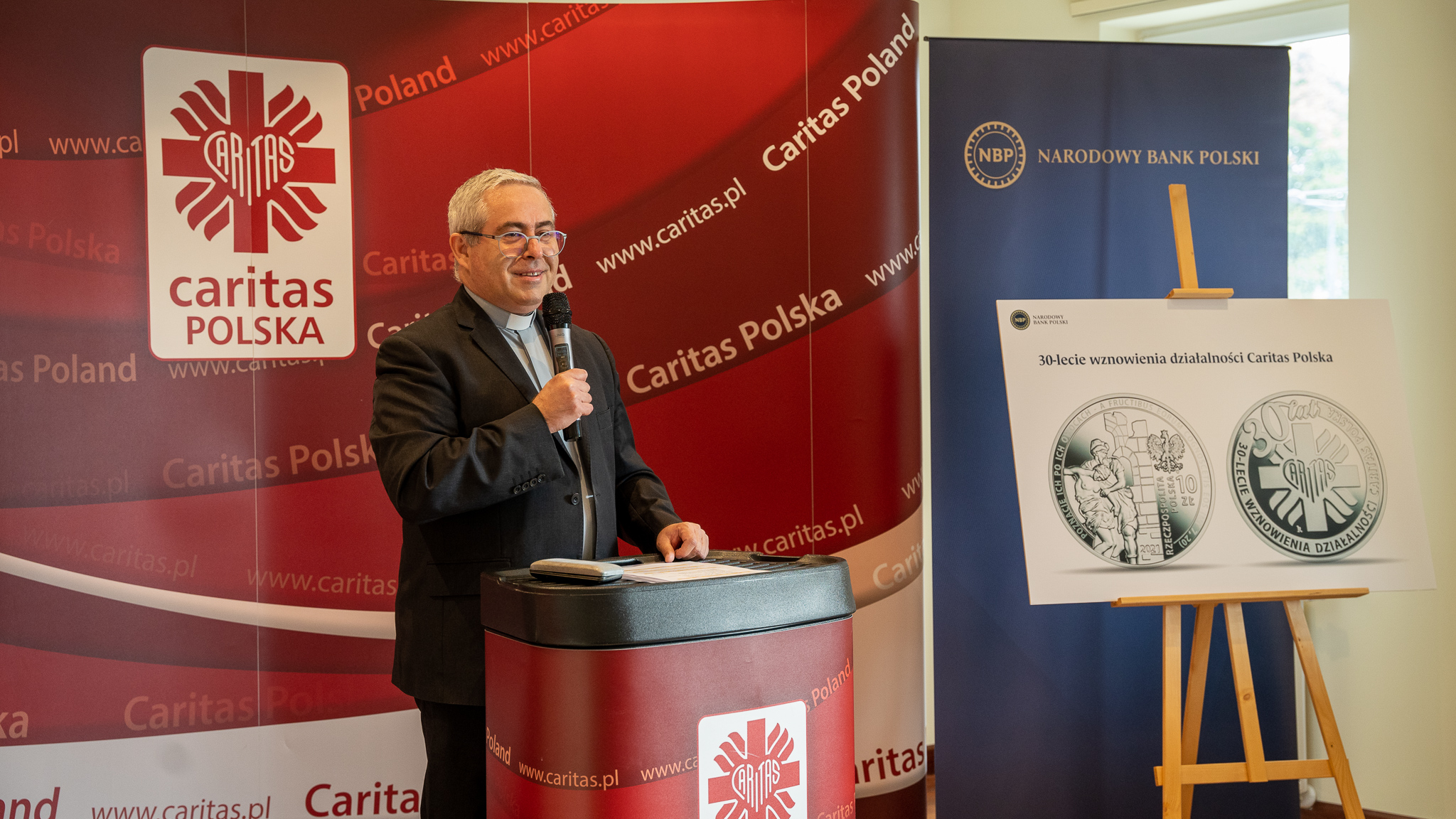 Trzydziestolecie Caritas na monecie i znaczku pocztowym