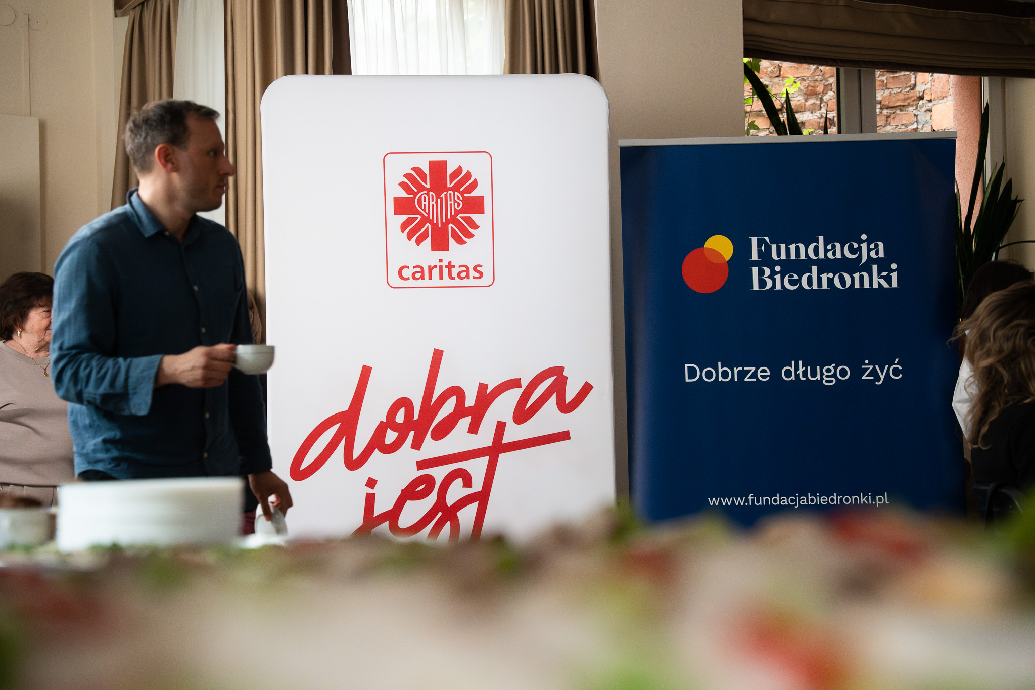 Godność i wsparcie zamiast samotności. Rusza  kolejna edycja programu „Na codzienne zakupy”