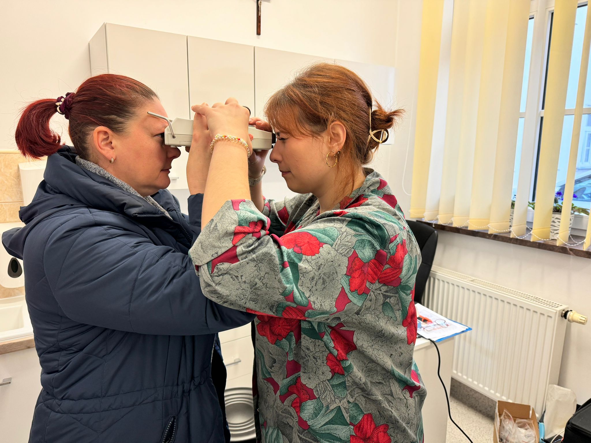 Bezpłatne badanie wzroku zorganizowane przez placówkę Caritas - Centrum Pielęgniarstwa Środowiskowo-Rodzinnego i Rehabilitacji